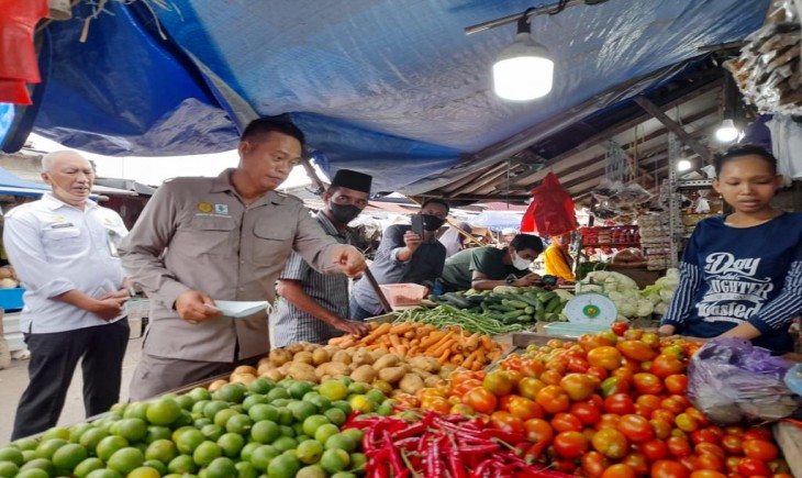 Foto : Kepala Balitbangtan, Fadjry Djufry Melakukan Pemantauan Pasar di Makassar Beberapa Waktu Lalu.