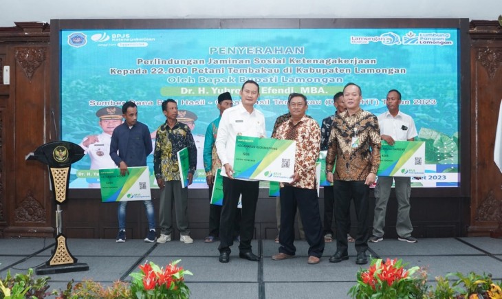 Petani Tembakau sedang menerima BPJS Ketenagakerjaan dari Pemkab Lamongan (Diskominfo Lamongan)