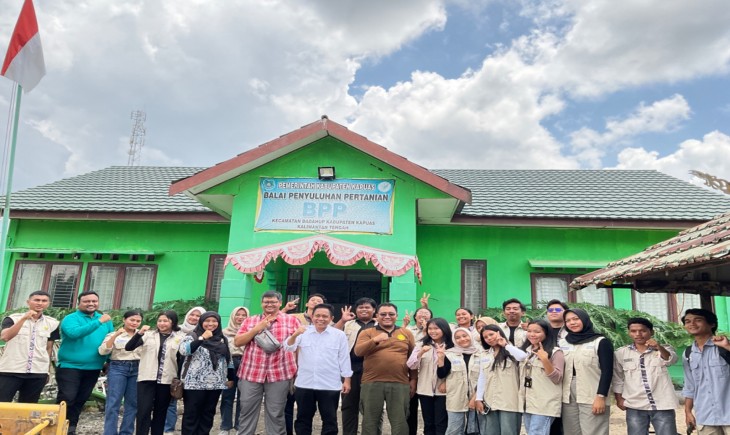 Kepala BPPSDMP, Idha Widi Arsanti dan rombongan berkesempatan mengunjungi petani muda peserta Pemagangan Dalam Negeri di Kalteng, Jumat-Minggu, 7-10 November 2024. (Foto: dok. kementan)