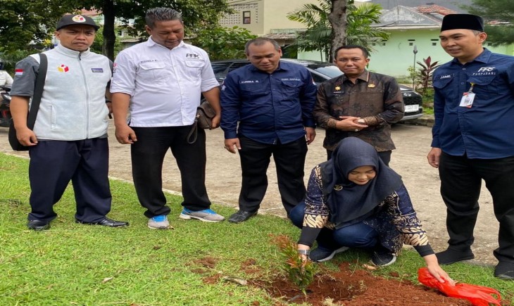 Sekertaris Dewan Perwakilan Rakyat Daerah (DPRD) Kabupaten Bogor, Yunita Mustika Putri saat menenan pohon di Desa Puspasari, Citeureup