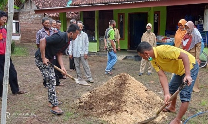 foto :  Petani Di BPP Banyuurip Purworejo Mempraktikkan Cara Membuat Pupuk Organik.