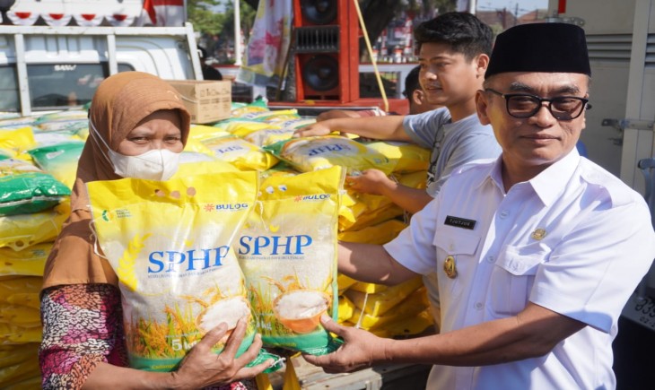 Wakil Walikota Tjutjuk pimpin penyelenggara “Gerakan Pangan Murah” (Diskominfo Pemkot Blitar)