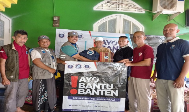 Foto : Penyerahan Bantuan Kemanusiaan Kepada para Penyintas Banjir di Serang, Banten.