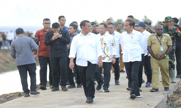 Presiden Joko Widodo didampingi Mentan Amran berkunjung ke Desa Telaga Sari, Distrik Kurik, Kabupaten Merauke, Provinsi Papua Selatan, pada Selasa, 23 Juli 2024. (Foto: Dok. Kementan)