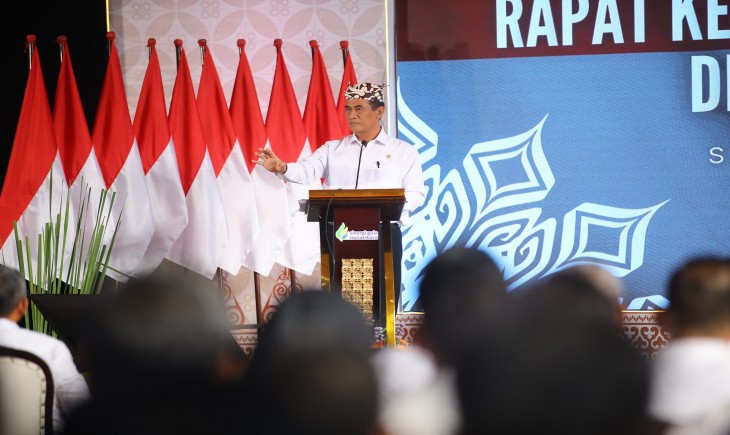 Mentan Amran pada rapat kerja pengembangan tebu di Kantor PT. SGN di Surabaya, Jawa Timur. (Foto: dok. Kementan)