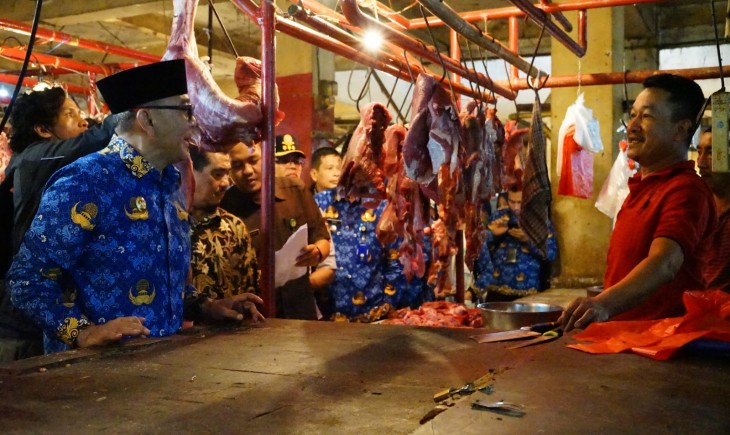 Plt Bupati Bogor Iwan Setiawan saat sidak ke Pasar Cileungsi. (Foto:Egi/PanganNews.id)