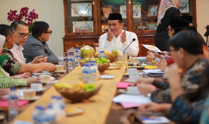 Mentan Amran dengan Gubernur Lampung dan 4 Bupati dari Provinsi Lampung, Jakarta, Selasa (9/9/25). (Foto: dok. Kementan)