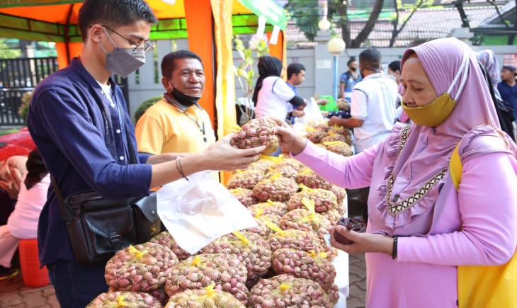 Foto : Pasar Murah di Toko Tani Indonesia Center (TTIC).