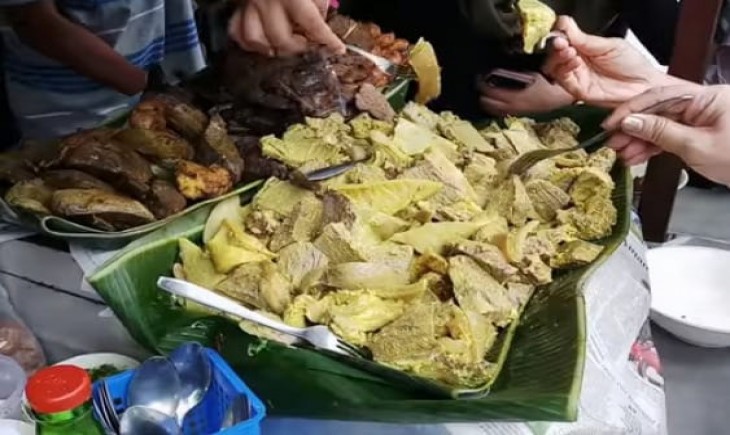 Soto Kuning Pak Yusup di Bogor jadi ikon bagi para pecinta kuliner sejak tahun 1992. (Nicko/PanganNews.id)