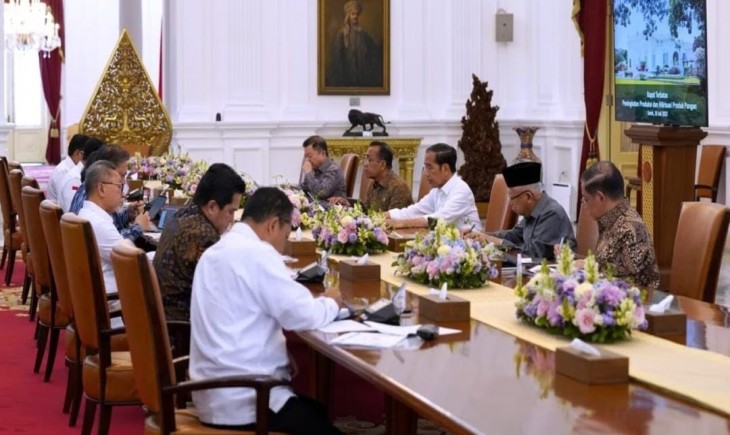 Bapanas dengan presiden lakukan rapat terbatas membahas soal pangan (presidenri.go.id)