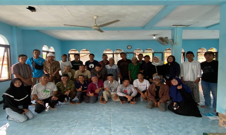 FOTO BERSAMA : Tim PKM PM IPB University dengan masyarakat Desa Purwasari, Kecamatan Dramaga, Kabupaten Bogor, Jawa Barat usai membantu pembudidaya untuk mewujudkan pangan ikan mandiri di wilayah tersebut (IPB University)