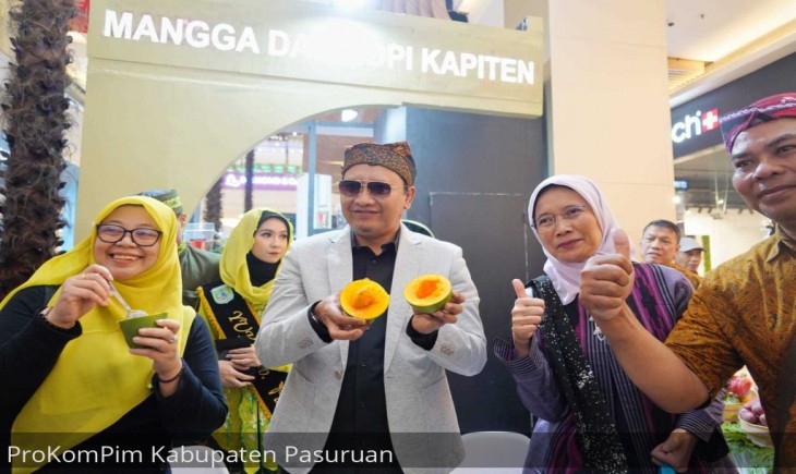 Bupati Pasuruan Irsyad Yusuf mengajak Dirjen Pengembangan Ekonomi dan Investasi Desa, mengkonsumsi Mangga Alpukat (Diskominfo Pasuruan)