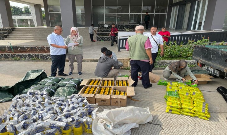 Pemkot Bekasi berikan bantuan sarparas untuk RW peduli iklim (Humas Pemkot Bekasi)