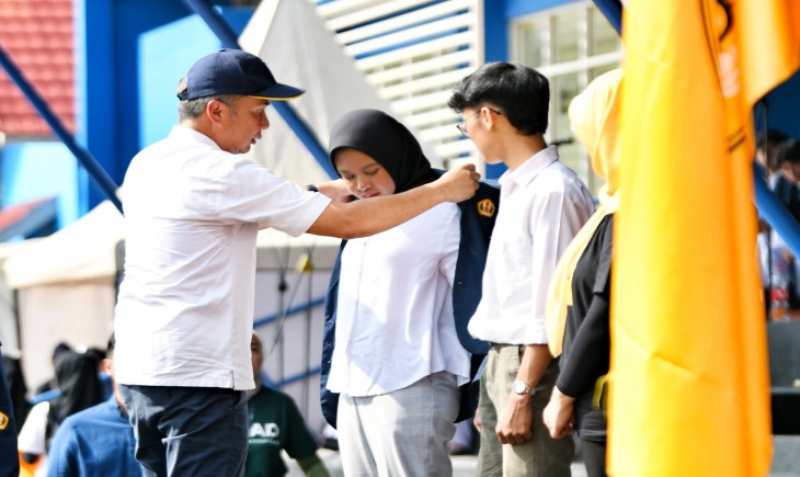 Foto: Penjabat Gubernur Jabar Bey Machmudin saat memberangkatkan 3.825 mahasiswa Universitas Padjadjaran yang akan melaksanakan kuliah kerja nyata, di GOR Jati Unpad Jatinangor, Jumat (10/1/2025).