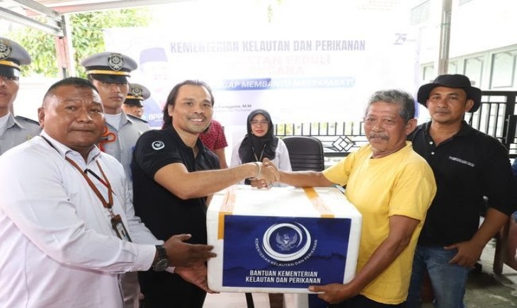 KKP saat memberikan bantuan perikanan (kkp.go.id)