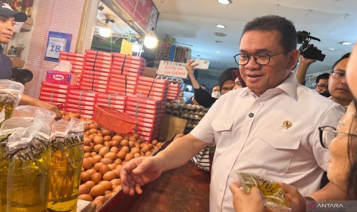 Menteri Perdagangan (Mendag) Budi Santoso berinteraksi dengan pedagang telur ayam ras dan minyak goreng di Pasar Senen Jakarta Pusat, Selasa (18/3/2025). (Foto : ANTARA/Harianto)