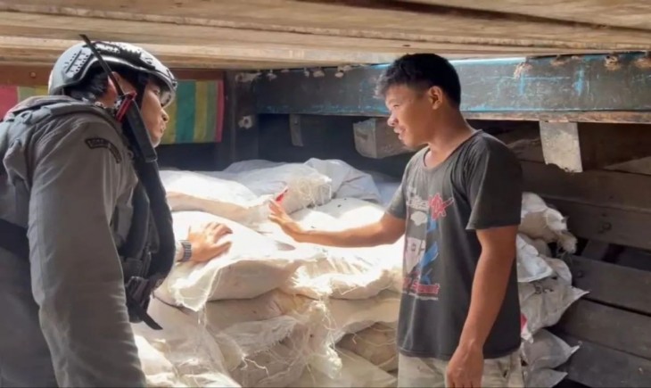 Bakamla RI menggagalkan penyelundupan 400 karung bawang merah oleh kapal KM Sinar Bahtera di perairan barat Pulau Galang, Batam, Kepulauan Riau, Sabtu (2/8/2025). (Foto : Antara)