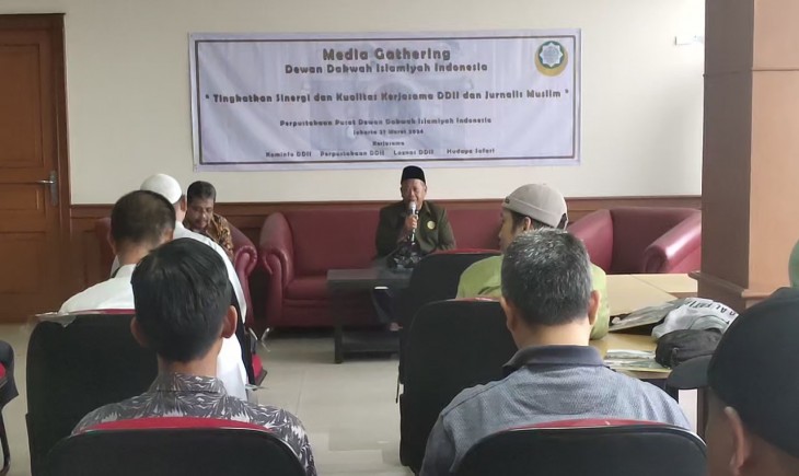 Ketua Umum Dewan Dakwah Islamiyah Indonesia, Dr. Adian Husaini, dalam silaturahmi dengan para jurnalis di markas Dewan Dakwah di Kramat Raya 45, Jakarta, Rabu (27/3). (Foto: Dok. Dewan Dakwah)