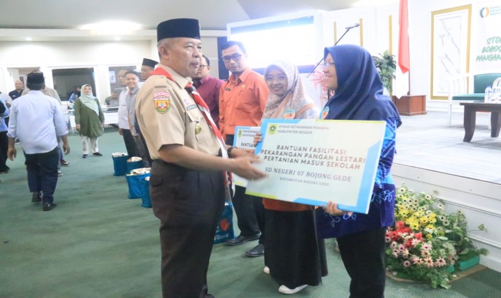 Sekda Kabupaten Bogor Burhanudin saat memberikan penghargaan kepada sejumlah stakeholder yang aktif atasi food waste (Diskominfo Kabupaten Bogor)
