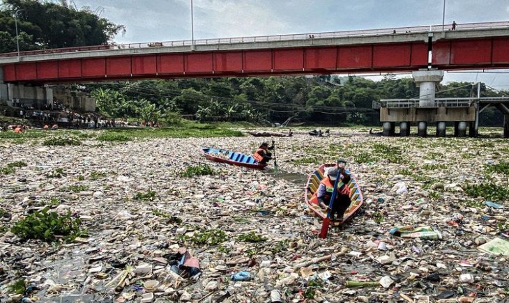 Lautan sampah membentang sepanjang 3 kilometer di aliran Sungai Citarum, tepatnya di kawasan Batujajar, Kabupaten Bandung Barat (KBB), Jawa Barat.(Foto : Website Dana Mitra Lingkungan)