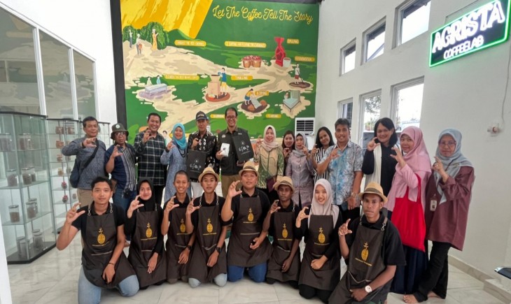 Foto : Kunjungan ke Teaching Factory (TEFA) Miniplant Industry dan Modern Nursery Kopi yang dimiliki Politeknik Pembangunan Pertanian Medan (30/03/2024).