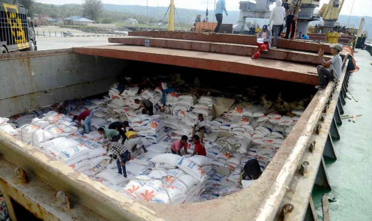 Buruh pelabuhan menurunkan beras impor asal Vietnam dari kapal kargo di Pelabuhan Malahayati, Kabupa ten Aceh Besar, Aceh, Kamis (5/1/2023). Antara Foto/Ampelsa