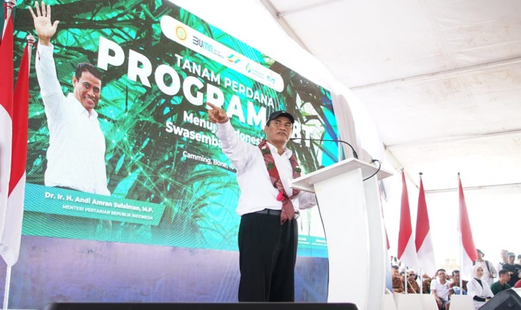 Mentan Amran mengunjungi pabrik gula Camming yang ada di Wanuawaru, Kecamatan Libureng, Kabupaten Bone, Kamis (10/10). (Foto: Dok. Kementan)