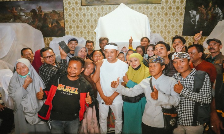 Foto: Gubernur Jabar Dedi Mulyadi, menerima audiensi perwakilan warga Cikarang yang terdampak proyek pelebaran sungai, di Lembur Pakuan, Kab. Subang, (26/4/2025).