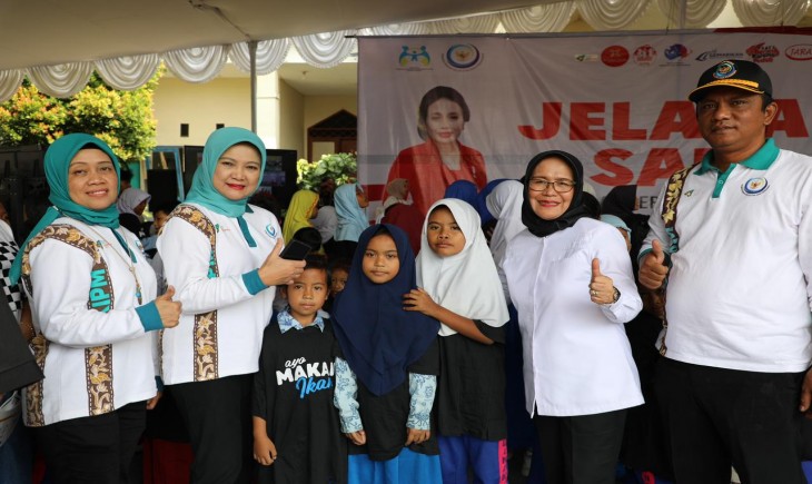 Kepala Badan Karantina Ikan, Pengendalian Mutu dan Keamanan Hasil Perikanan (BKIPM) KKP, Pamuji Lestari saat memberikan bantuan ikan sehat bermutu (kkp.go.id)