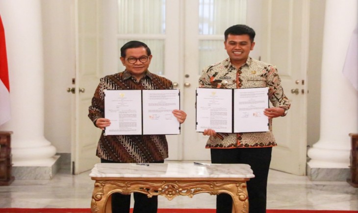 Gubernur DKI Jakarta Pramono Anung (kiri) dan Wali Kota Blitar Syauqul Muhibbin (kanan) menandatangani perjanjian kerja sama untuk memperkuat ketahanan pangan di Balai Kota DKI Jakarta, Jumat (15/8/2025). (Foto : Pemprov DKI Jakarta)