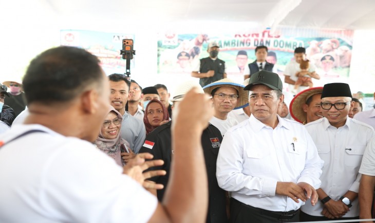Mentan Amran berdialog bersama petani singkong di Pringsewu, Lampung, Minggu (25/10).