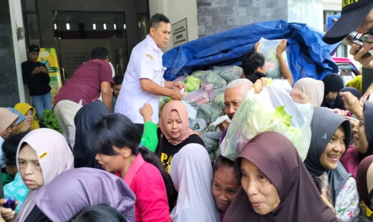 Sebanyak 650 paket sayuran dibagikan secara gratis kepada masyarakat Temanggung. (Foto: Dok. Kementan)