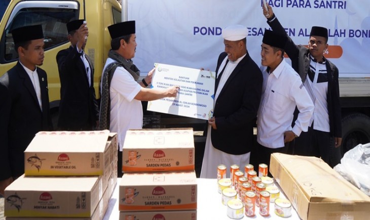 Penyaluran ikan beku dan kaleng ke Ponpes Al Ishlah Bondowoso (Pemkab Bondowoso)