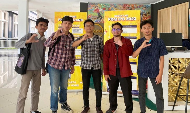 Mahasiswa para inovator pembuat alat panen kelapa (IPB University)