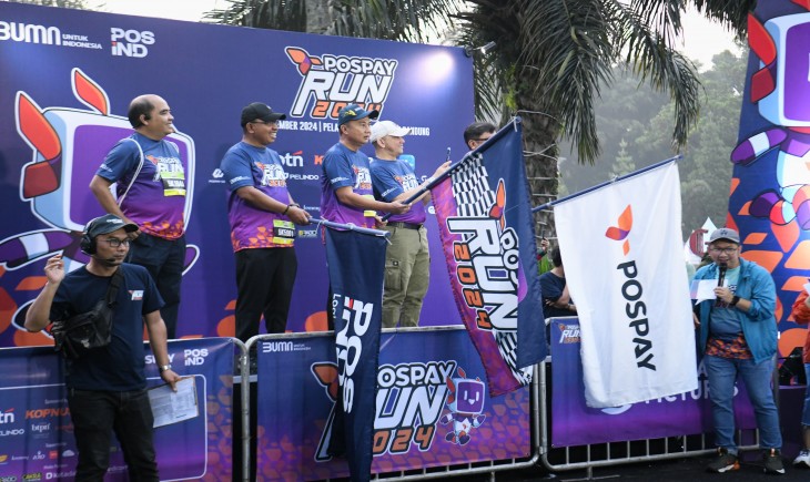 Foto: Penjabat Gubernur Jawa Barat Bey Machmudin mengangkat bendera (flag off) Pospay Run 2024 dalam rangka Hari Ulang Tahun ke-278 PT Pos Indonesia di halaman depan Gedung Sate, Kota Bandung, Minggu (3/11/2024).