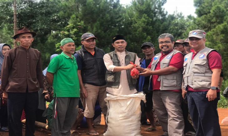 Penyintas Banjir di Cukang Paku, Sukabumi Terima Sapi Kurban dari ARM HA-IPB. (Foto: dok. Kementan)