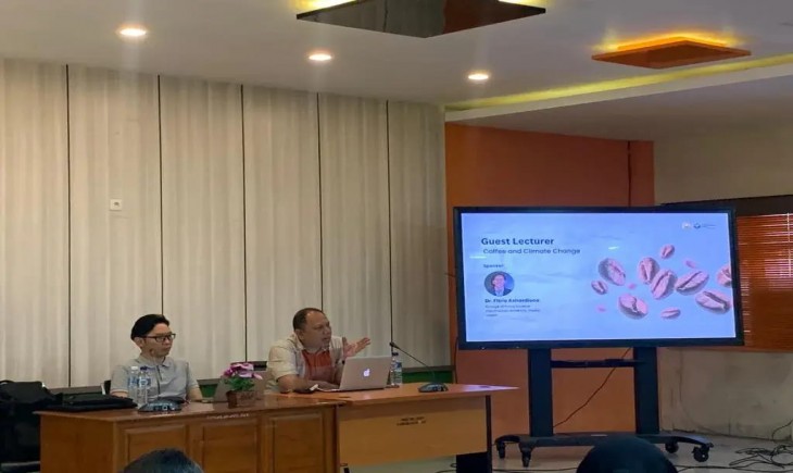 Dosen College of Policy Science Ritsumeikan University Jepang, Fitrio Ashardiono saat memberikan pemaparan soal pentingnya memahami iklim global (unej.ac.id)