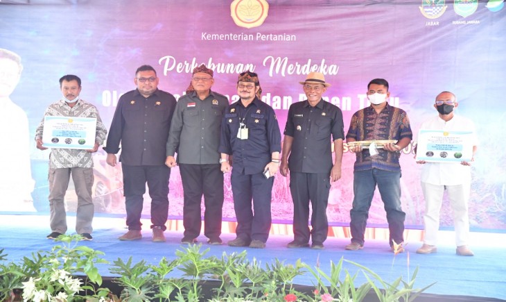 Foto : Mentan Memberikan Arahan pada Kegiatan olah Tanah, Tanam dan Panen Tebu di salah satu Desa di Subang.