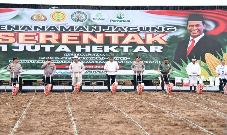 Pj Gubernur Jabar Bey Machmudin Menghadiri Launching Penanaman Jagung 1 Juta Hektar bersama Kapolri dan Mentan RI Jalan Raya Cipeundeuy Pabuaran, Ds. Karang Mukti, Kec. Cipeundeuy, Kab. Subang, (21/01/2025). (Foto : Rizal FS)