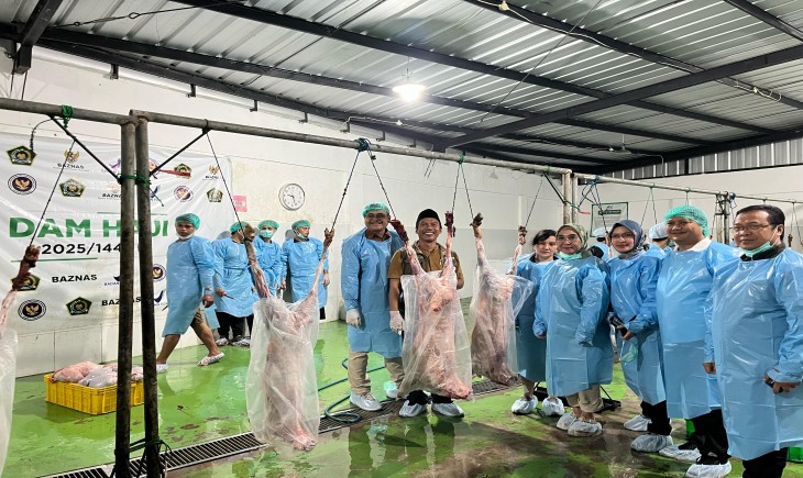 Direktur Kesehatan Masyarakat Veteriner, Direktorat Jenderal Peternakan dan Kesehatan Hewan (Ditjen PKH), Kementan, Nuryani Zainuddin saat memantau RPH di Jombang, Jatim, (25/6/2025). (Dok. Kementan)