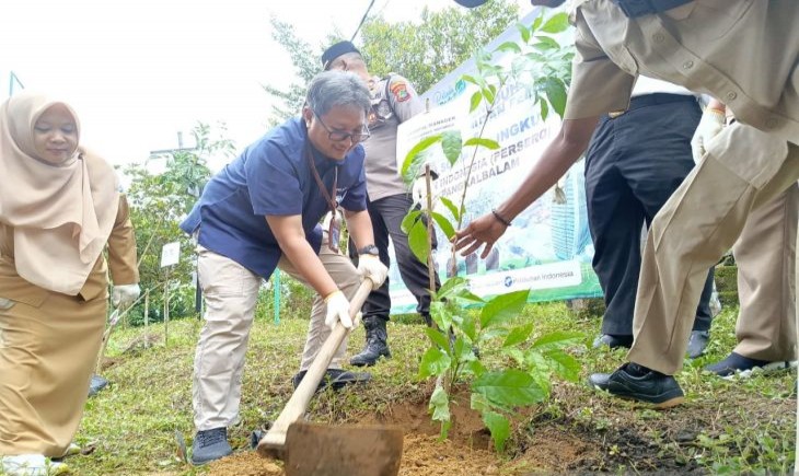 DLH Pangkalpinang bersama PT Pelabuhan Indonesia (Persero) Regional 2 Pangkalbalam, menanam ratusan pohon peneduh tabebuya di Hutan Wisata Tua Tunu. (Foto : Antara Babel)