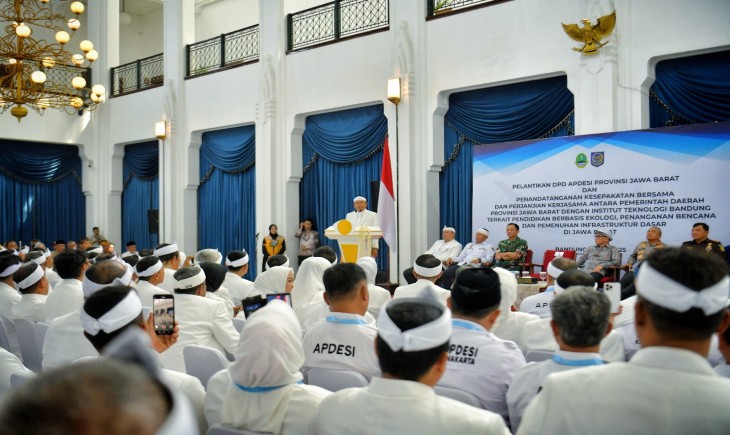Foto: Pelantikan Dewan Pimpinan Daerah Asosiasi Pemerintah Desa Seluruh Indonesia (DPD APDESI) Provinsi Jawa Barat di Aula Barat Gedung Sate, Kota Bandung, Kamis (15/5/2025).
