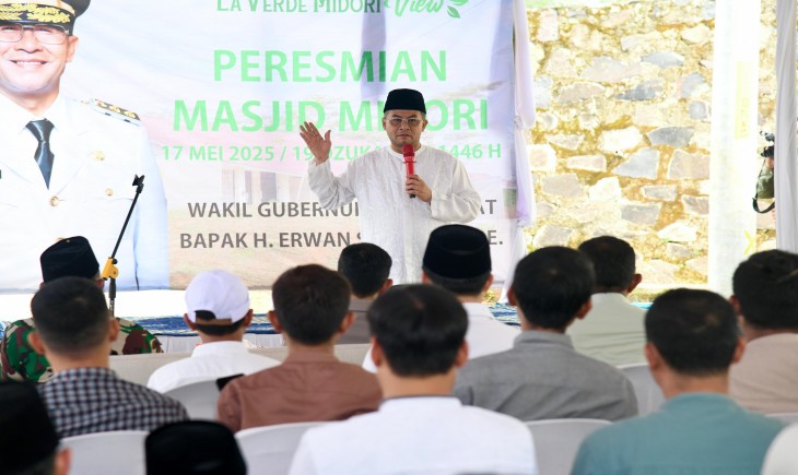 Wakil Gubernur Jawa Barat Erwan Setiawan meresmikan Masjid Midori di Desa Mandalasari, Kecamatan Cikancung, Kabupaten Bandung, Sabtu (17/05/2025).(Foto: Biro Adpim Jabar)