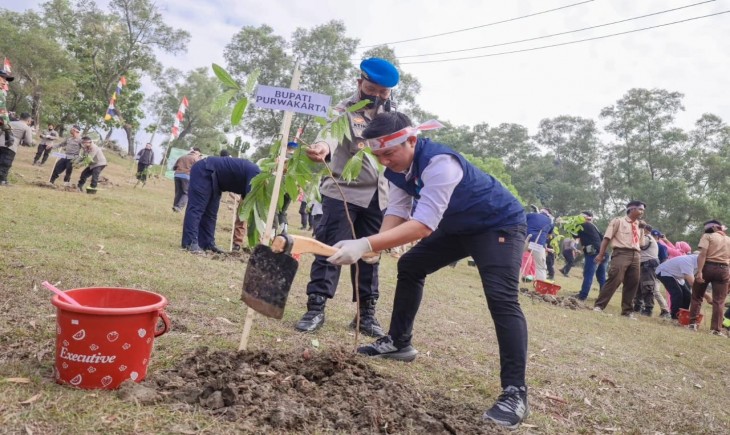 Sekda Purwakarta Norman Nugraha melakukan simbolis penanaman pohon.