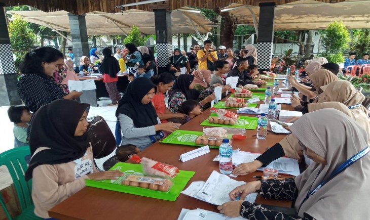 Warga Purwakarta dapat bantuan pangan telur ayam dan daging. (Metropolitan.id)