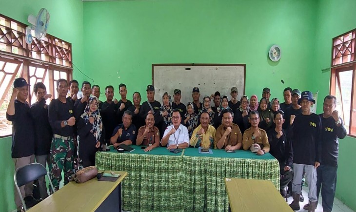 Rakor dengan Kepala Dinas Ketahanan Pangan dan Pertanian (KPP) Tanah Laut, Komandan Kodim 1009, Koordinator penyuluh pertanian kecamatan dan pelaksana konstruksi fisik PAT di Kantor Dinas KPP Kab. Tanah Laut, Selasa (20/08/2024). (Foto: Dok. Kementan)