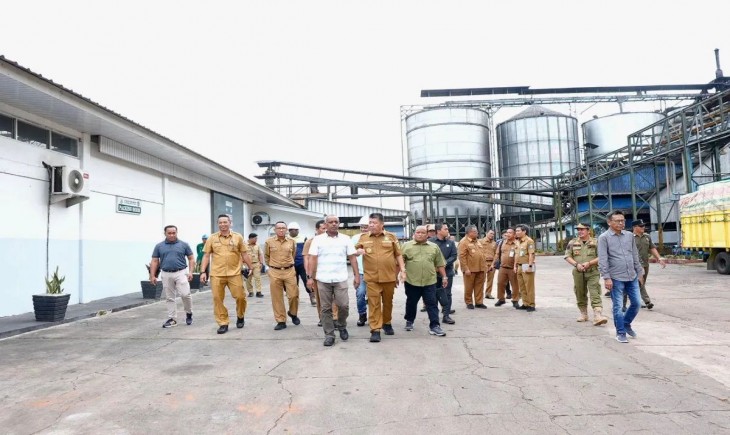 Gubernur Kepulauan Bangka Belitung, Hidayat Arsani, melakukan kunjungan kerja ke pabrik minyak sawit PT Steelindo Wahana Perkasa (SWP), Senin (19/5/2025). (Foto : Antara)