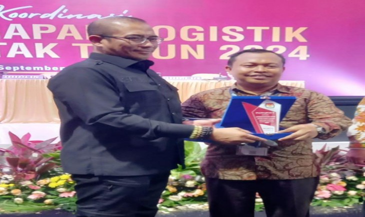 Foto : Penghargaan diberikan langsung oleh Ketua KPU RI, Hasyim Asy'ari kepada Ketua KPU Kota Bogor, Samsudin.