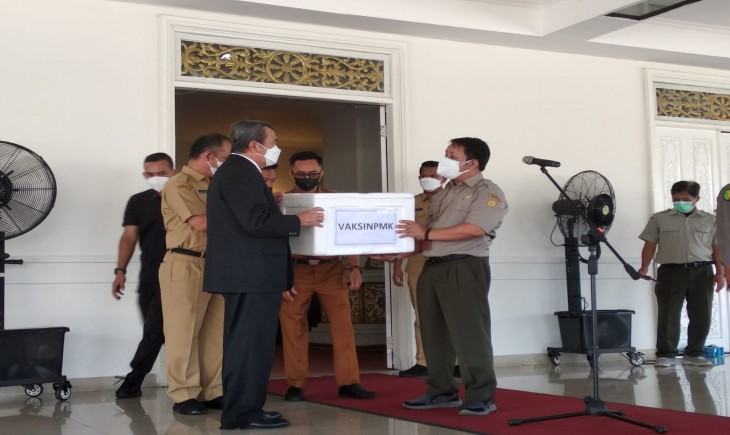 Foto : Provinsi Riau Mendapat 7.400 Dosis Vaksin dari Kementan.