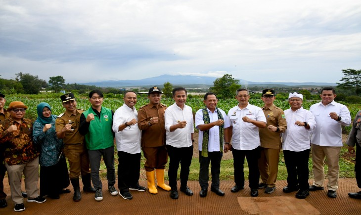 Pj Gubernur Jawa Barat Bey Machmudin mendampingi Menteri Dalam Negeri RI meninjau pengolahan sampah di Desa Wantilan, Kabupaten Subang, Selasa (21/1/2025).(Foto: Biro Adpim Jabar)